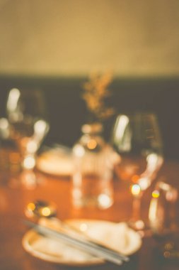 Masadaki Çin yemeği için cam eşyalar, sofra takımı ve köri.