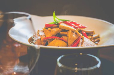 Chiba tofu, domuz eti, mahzen, beyaz tabakta servis edilen pırasa ve kuru fasulye püresi.