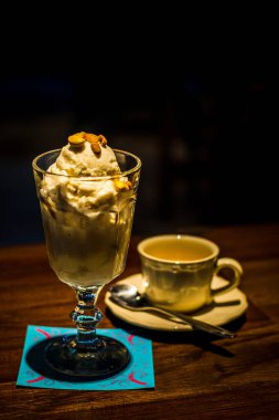 Kızarmış fıstıklı ve uzun bardakta servis edilen dondurma.