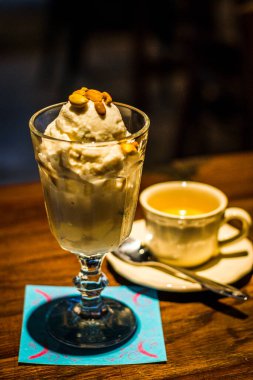 Kızarmış fıstıklı ve uzun bardakta servis edilen dondurma.