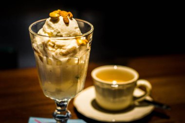 Kızarmış fıstıklı ve uzun bardakta servis edilen dondurma.