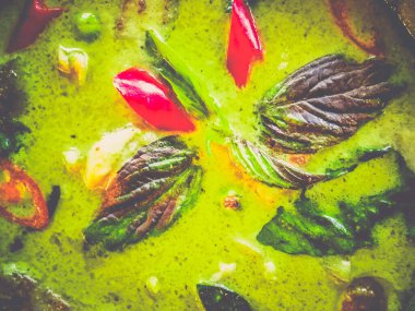 Kavanozda servis edilen patlıcanlı ve otlu Tayland usulü körili tavuk.