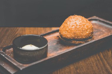 Geleneksel bir İsviçre Gruyere Peynir Kubbesi olan Malakoff Dijon hardallı