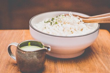 Kıvırcık salata ve yanında da meşhur büyükbaba sosu.