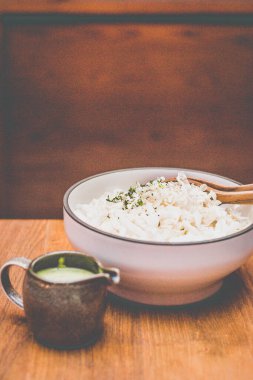 Kıvırcık salata ve yanında da meşhur büyükbaba sosu.