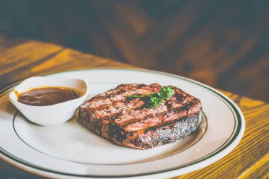 Izgara NZ Angus bifteği, ev yapımı kahverengi sos, kajun kızartması.