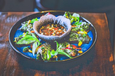 Betel yapraklı ızgara sığır eti ve acılı ve balık soslu sos.