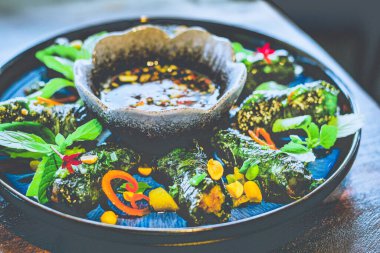 Betel yapraklı ızgara sığır eti ve acılı ve balık soslu sos.