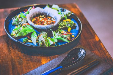 Betel yapraklı ızgara sığır eti ve acılı ve balık soslu sos.