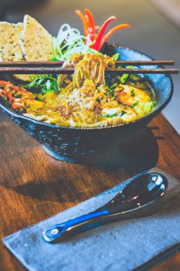 Kahverengi Erişte Çorbası, doğranmış tavuk, Vietnam usulü balık keki.