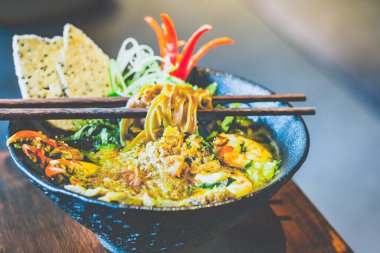 Kahverengi Erişte Çorbası, doğranmış tavuk, Vietnam usulü balık keki.