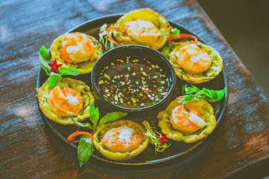 Bir tabakta karides ve hindistan cevizi kremalı mini Vietnam gözlemesi.