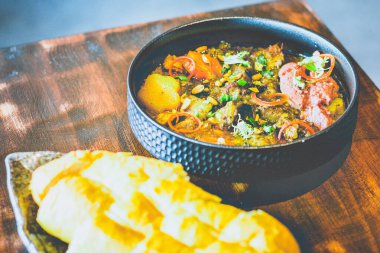 Vietnam usulü biftek, Vietnam usulü tavuk ezmesi ve çıtır baget.