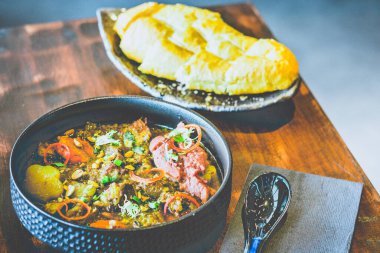 Vietnam usulü biftek, Vietnam usulü tavuk ezmesi ve çıtır baget.