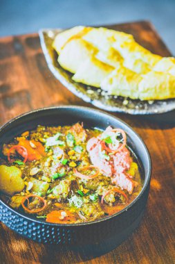 Vietnam usulü biftek, Vietnam usulü tavuk ezmesi ve çıtır baget.