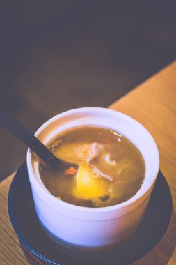 Duvar istiridyesinin üzerinden atlayan Buda, yüzgeçler, balık maw, kurutulmuş deniz tarakları ve mantarlar.