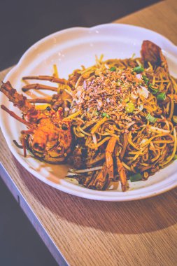 Kızarmış Ee Fu Noodles, XO soslu ve ıstakozlu.