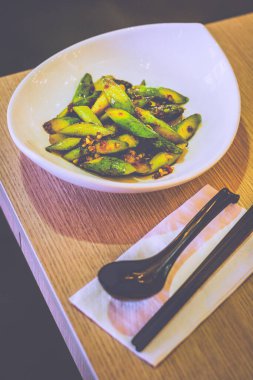 Kızarmış kuşkonmaz ve soslu beyaz bir tabakta servis ediliyor.