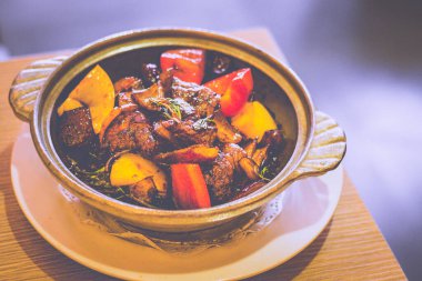 Üç fincan sığır filetosu, dolma biber, soğan ve fesleğen.