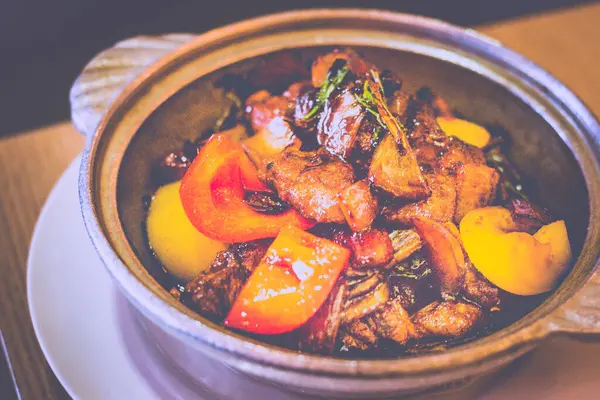 Üç fincan sığır filetosu, dolma biber, soğan ve fesleğen.