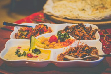 Salata Tabağı (Karisi Meze Tabagi) Sofra Salatası, Patlıcan Salatası, Humus, Acuko / Muhammara, Kakik ve Sofra Salatası (Gavudagi Salatasi) karışımı. Susam Ekmeğiyle servis edildi.