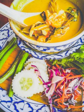 Tayland Yengeci Laksa Tayland usulü laksa yanında yengeç eti ve pirinç soslu vermicelli.