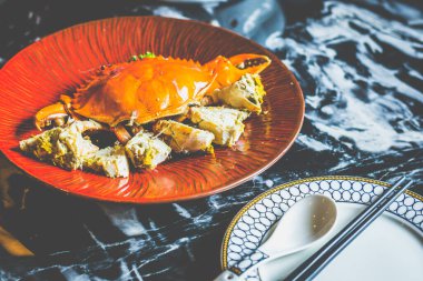 Lezzetli sarı yengeç aromatik likör ile ıslatılmış, okyanus tazeliğinde taze umami aromalı soğuk servis ediliyor.