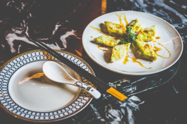 Lezzetli bir Bing Chuan sosunda kıtır kıtır kızarmış brinjal, karamelize kenarları, hassas merkezi, ve cesur Sichuan esinlenmiş tekmesi.