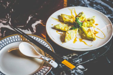 Lezzetli bir Bing Chuan sosunda kıtır kıtır kızarmış brinjal, karamelize kenarları, hassas merkezi, ve cesur Sichuan esinlenmiş tekmesi.