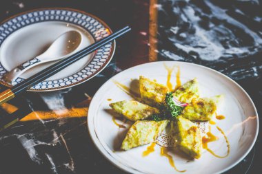 Lezzetli bir Bing Chuan sosunda kıtır kıtır kızarmış brinjal, karamelize kenarları, hassas merkezi, ve cesur Sichuan esinlenmiş tekmesi.