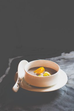 Püre TARO 'ORH NEE' Beyaz kasede tatlı patates parçaları ve gingko fındıkları