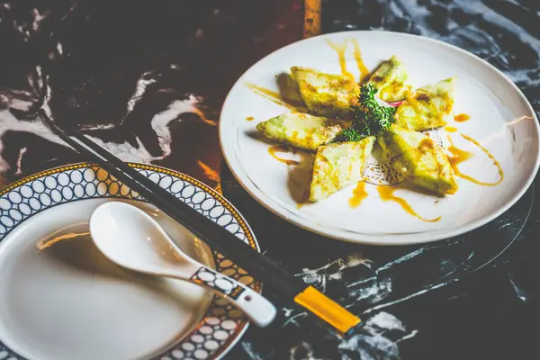 Lezzetli bir Bing Chuan sosunda kıtır kıtır kızarmış brinjal, karamelize kenarları, hassas merkezi, ve cesur Sichuan esinlenmiş tekmesi.