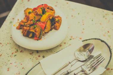 Ratatouille Fransız yemeği. Bir masada haşlanmış sebze.