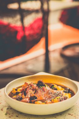 Kırmızı Şarap Tavuk Coq Au Vin) Kabak, patlıcan, domates, kapsika, puf böreği, salata