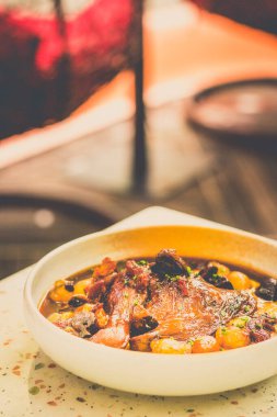 Kırmızı Şarap Tavuk Coq Au Vin) Kabak, patlıcan, domates, kapsika, puf böreği, salata