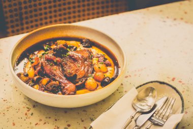 Kırmızı Şarap Tavuk Coq Au Vin) Kabak, patlıcan, domates, kapsika, puf böreği, salata