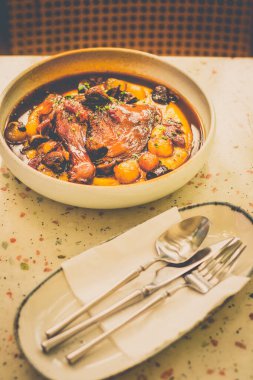 Kırmızı Şarap Tavuk Coq Au Vin) Kabak, patlıcan, domates, kapsika, puf böreği, salata