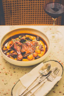 Kırmızı Şarap Tavuk Coq Au Vin) Kabak, patlıcan, domates, kapsika, puf böreği, salata