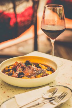 Kırmızı Şarap Tavuk Coq Au Vin) Kabak, patlıcan, domates, kapsika, puf böreği, salata