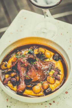 Kırmızı Şarap Tavuk Coq Au Vin) Kabak, patlıcan, domates, kapsika, puf böreği, salata