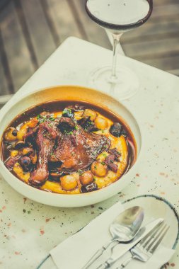 Kırmızı Şarap Tavuk Coq Au Vin) Kabak, patlıcan, domates, kapsika, puf böreği, salata
