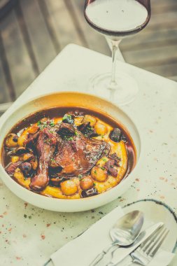 Kırmızı Şarap Tavuk Coq Au Vin) Kabak, patlıcan, domates, kapsika, puf böreği, salata