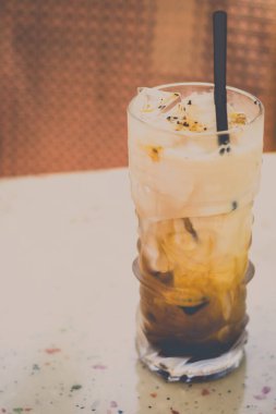 Espresso, süt ve buzlu latte.