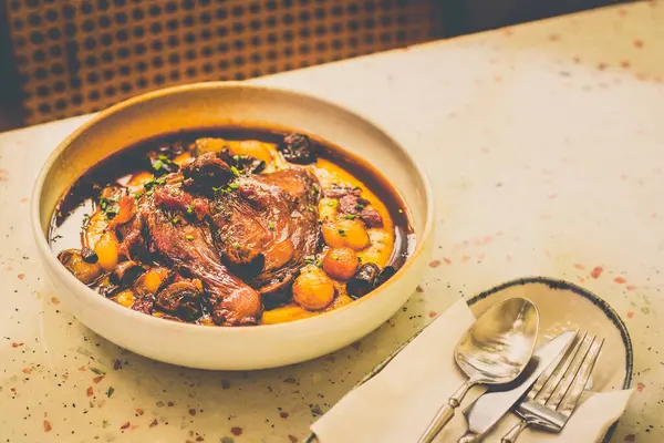 Kırmızı Şarap Tavuk Coq Au Vin) Kabak, patlıcan, domates, kapsika, puf böreği, salata