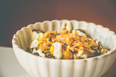 Char, Cream ve Umami ile yanmış Brüksel lahanası. Ballı miso jölesi, ekşi krema, kızarmış arpacık soğanı, soğanı.