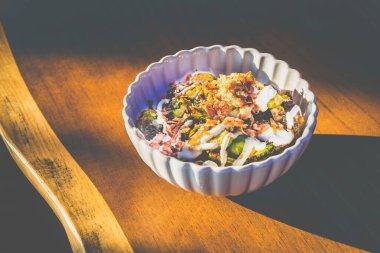 Char, Cream ve Umami ile yanmış Brüksel lahanası. Ballı miso jölesi, ekşi krema, kızarmış arpacık soğanı, soğanı.