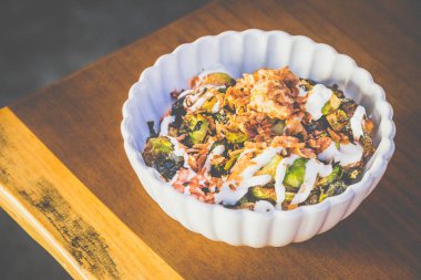 Char, Cream ve Umami ile yanmış Brüksel lahanası. Ballı miso jölesi, ekşi krema, kızarmış arpacık soğanı, soğanı.