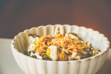 Char, Cream ve Umami ile yanmış Brüksel lahanası. Ballı miso jölesi, ekşi krema, kızarmış arpacık soğanı, soğanı.