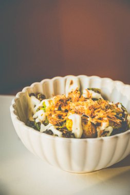 Char, Cream ve Umami ile yanmış Brüksel lahanası. Ballı miso jölesi, ekşi krema, kızarmış arpacık soğanı, soğanı.