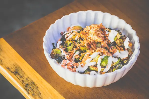 Char, Cream ve Umami ile yanmış Brüksel lahanası. Ballı miso jölesi, ekşi krema, kızarmış arpacık soğanı, soğanı.